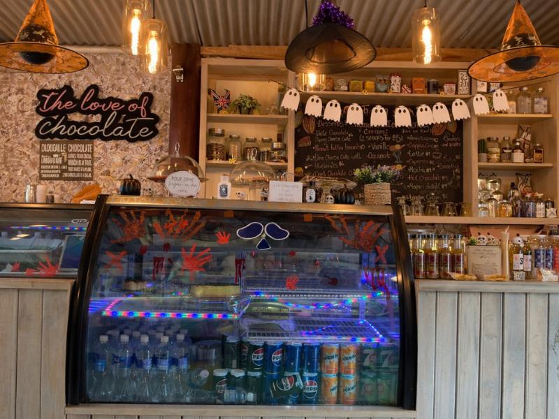 Roatán Custom Island Tour with Chocolate, Rum, Markets & Private Driver