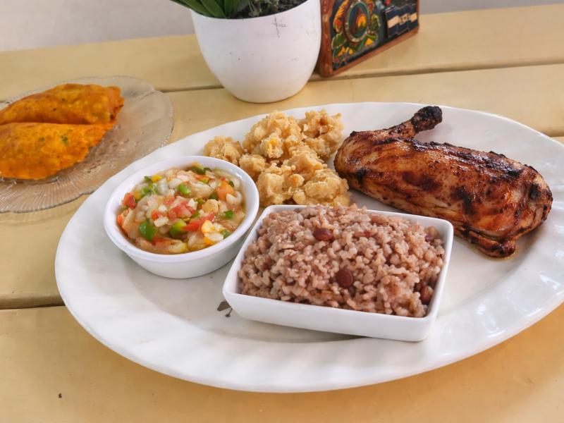 Roatán Mangrove Tunnel, Garifuna Village, Food Tasting & Wildlife Tour